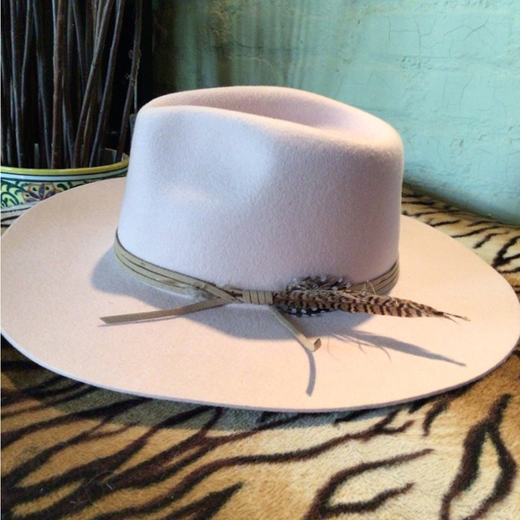 ! Host pick! 💕RARE Wyeth pale pink feather wool rancher - Picture 2 of 7